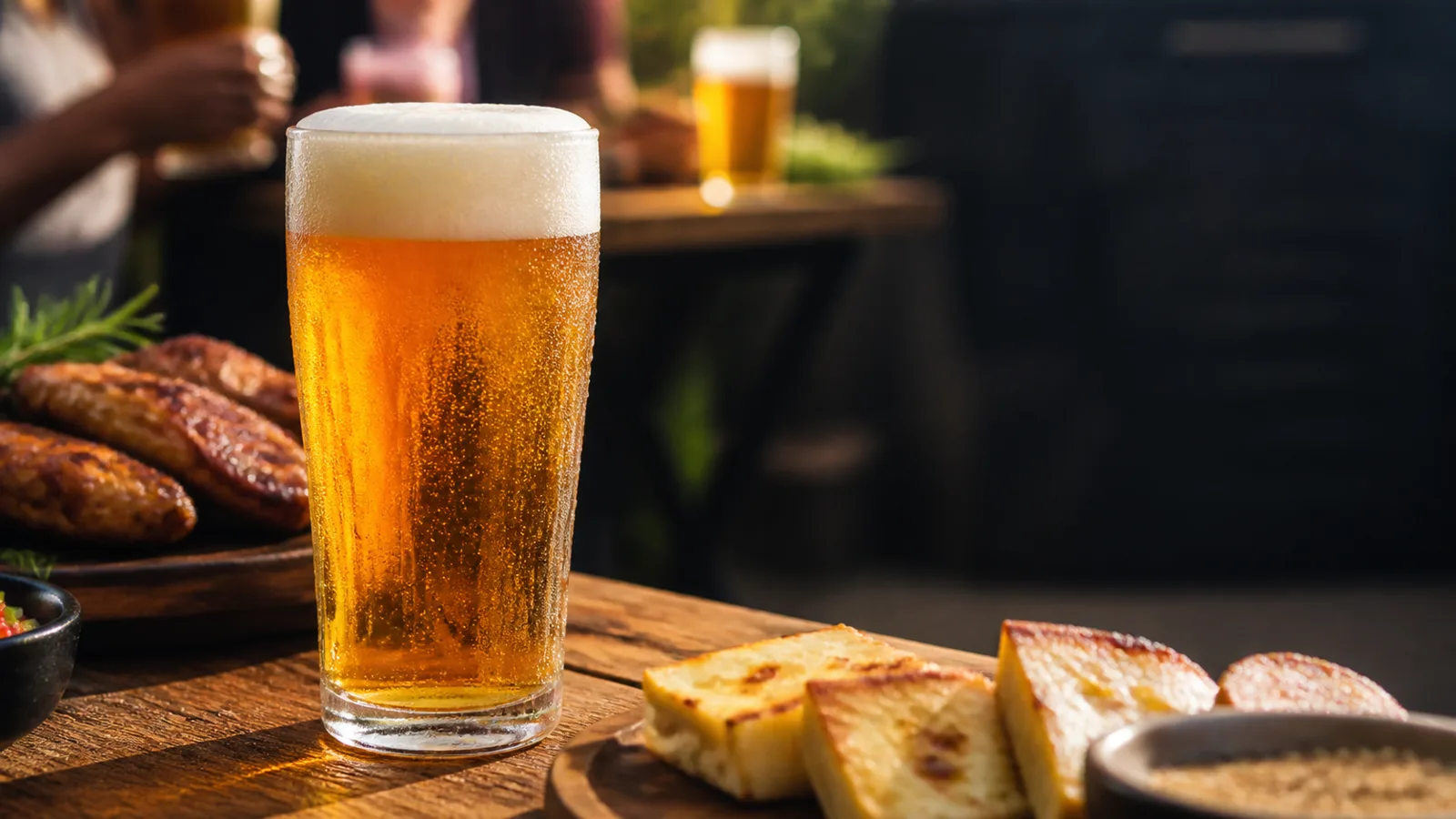 Confraria reunida com chopp gelado